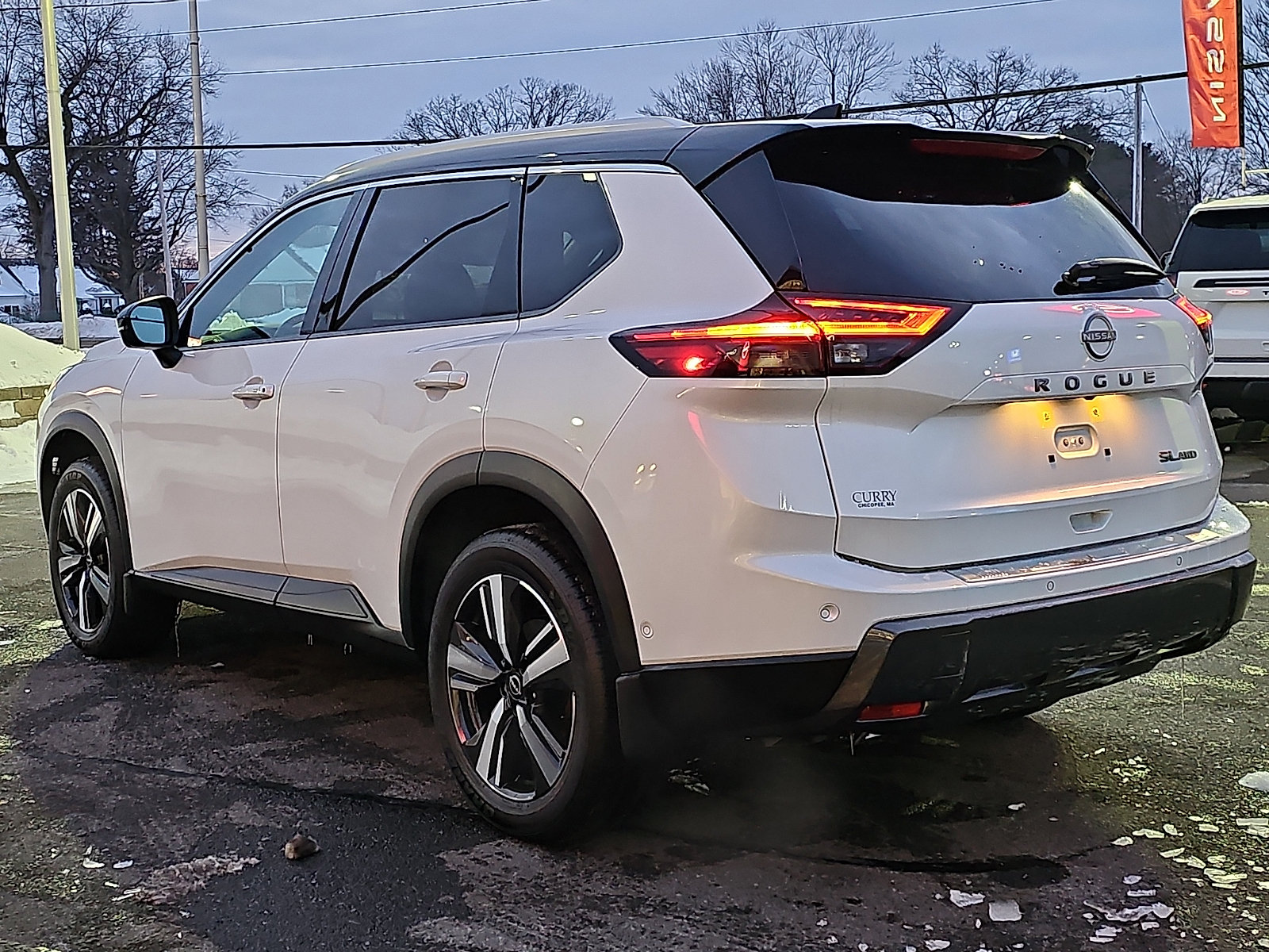 Used 2025 Nissan Rogue SL AWD/4WD image 4