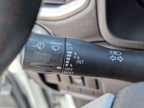 Used 2018 Nissan Titan SV image 23