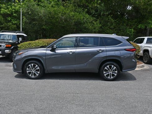 Used 2022 Toyota Highlander XLE FWD image 2