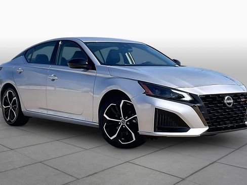 Used 2024 Nissan Altima 2.5 SR FWD image 3