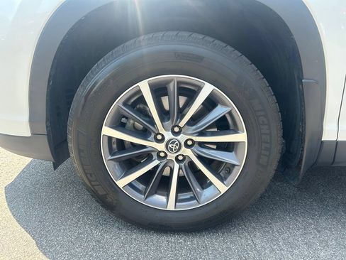 Used 2019 Toyota Highlander XLE AWD/4WD image 27
