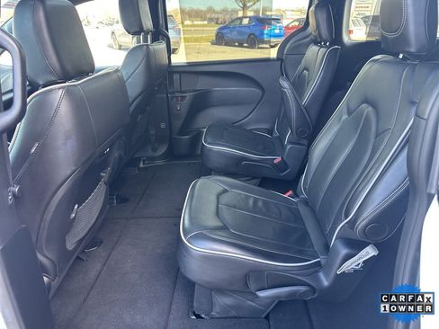 Used 2025 Chrysler Pacifica Limited image 45