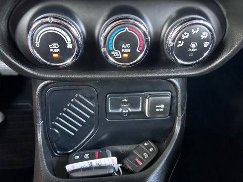Used 2016 Jeep Renegade 75th Anniversary FWD image 30