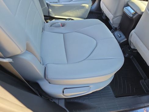 Used 2021 Toyota Highlander XLE image 15