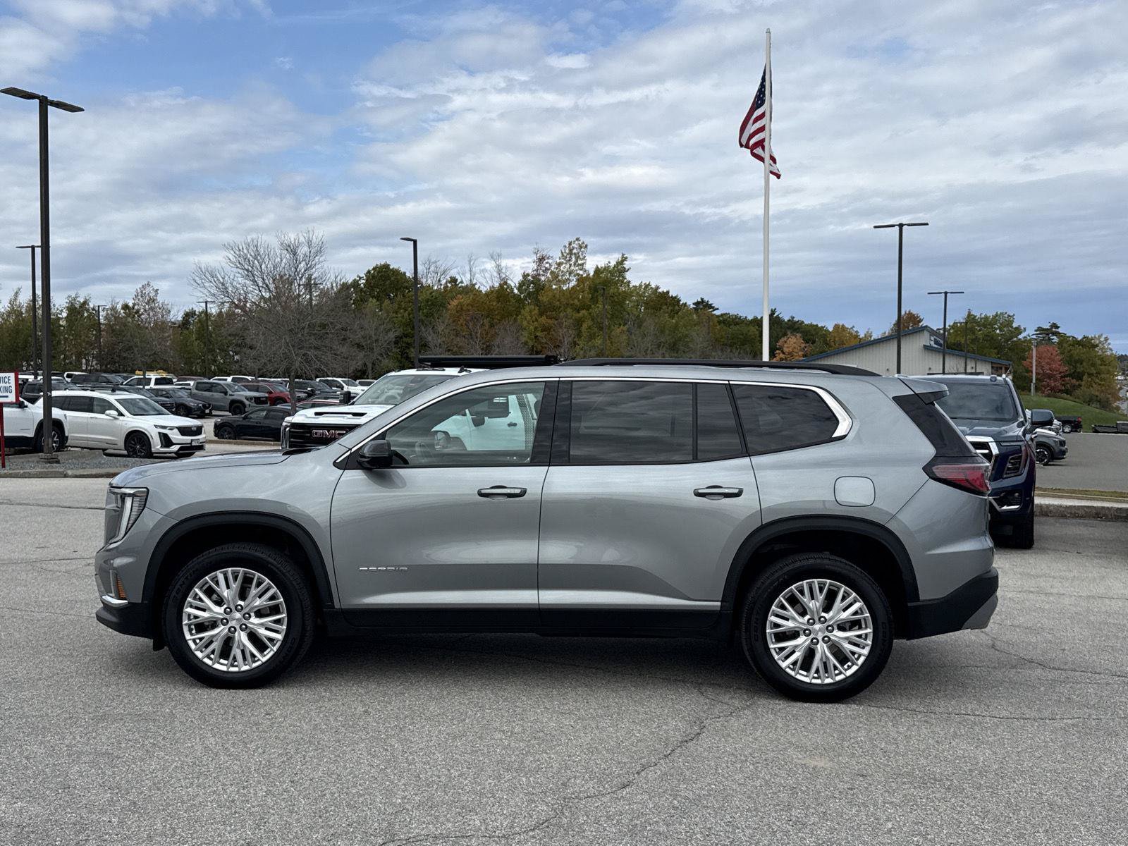 Used 2024 GMC Acadia Elevation AWD/4WD image 4