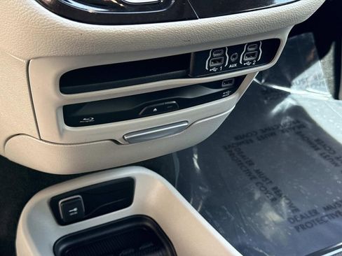 Used 2023 Chrysler Pacifica Touring-L w/ Uconnect Theater Family Group FWD image 33