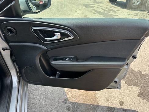 Used 2016 Chrysler 200 Limited image 21