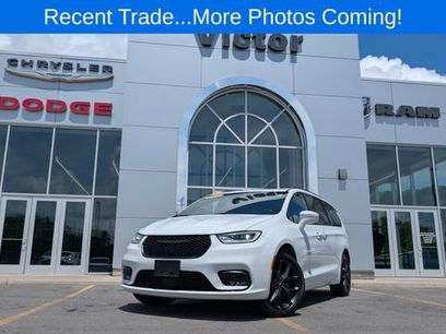 Used 2021 Chrysler Pacifica Touring-L w/ Uconnect Theater Family Group