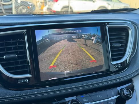 Used 2023 Chrysler Pacifica Touring-L image 17