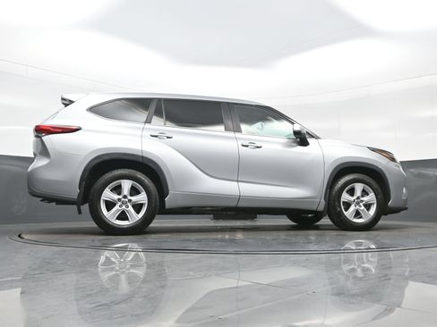 Used 2023 Toyota Highlander LE AWD/4WD image 33