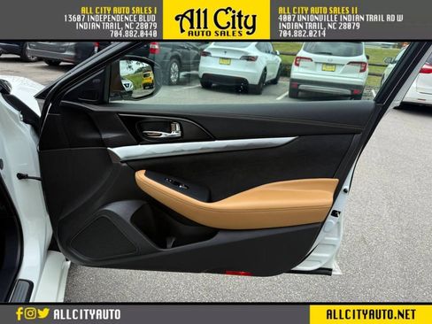 Used 2016 Nissan Maxima SR w/ Interior Lighting Package FWD image 10