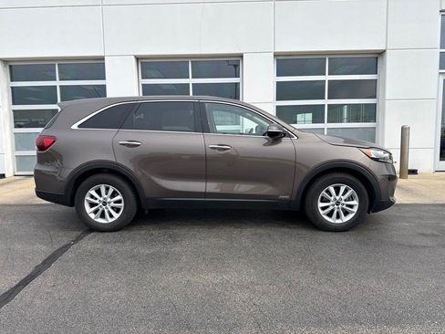 Used 2019 Kia Sorento AWD V6 image 3
