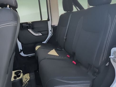 Used 2017 Jeep Wrangler Unlimited Sahara w/ Connectivity Group AWD/4WD image 22