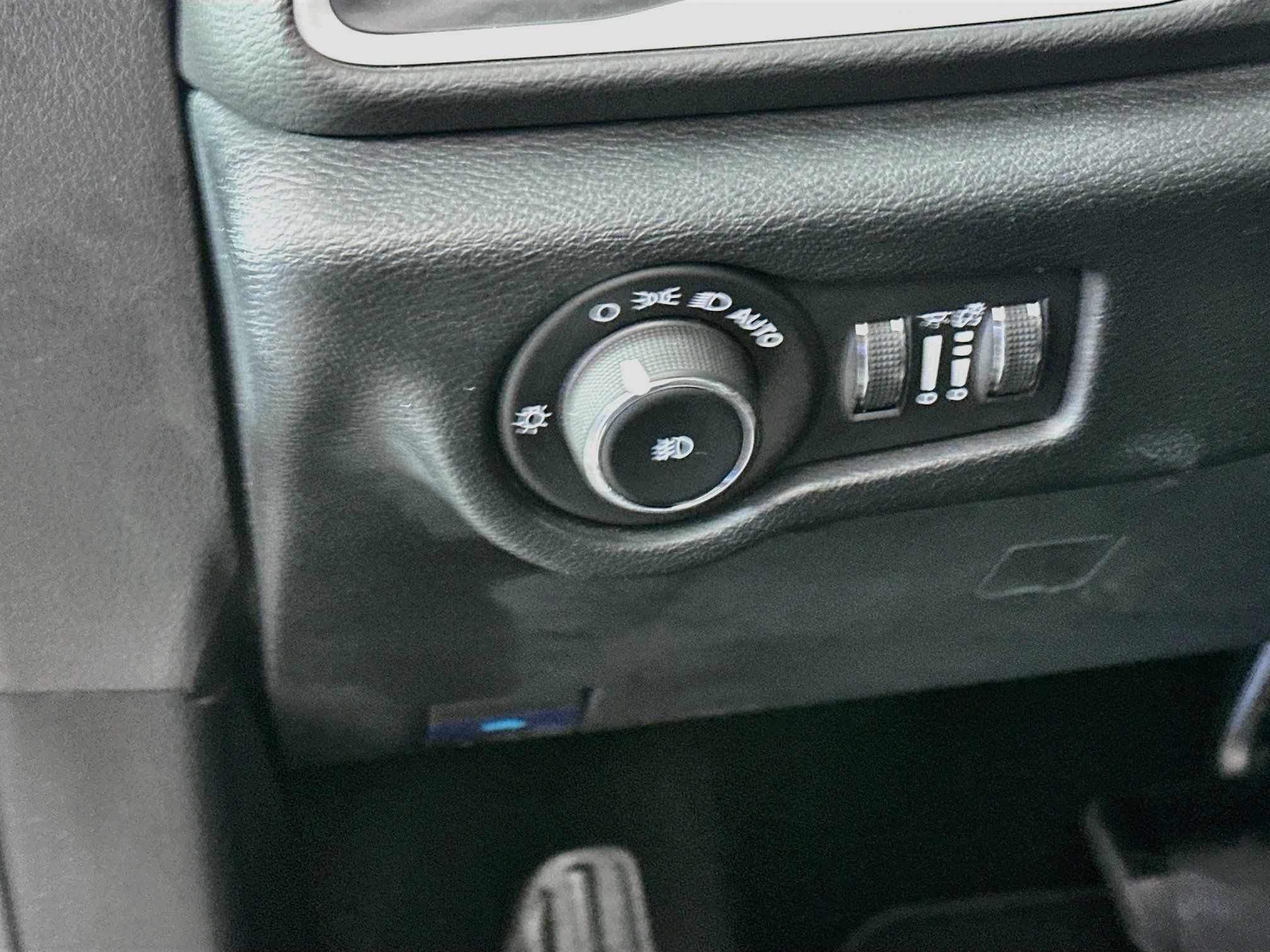Used 2025 Chrysler Pacifica Select FWD image 17
