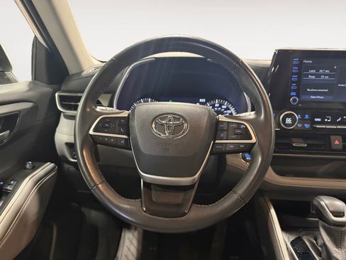 Used 2022 Toyota Highlander XLE AWD/4WD image 13