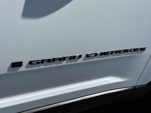 Certified 2024 Jeep Grand Cherokee Altitude AWD/4WD image 8
