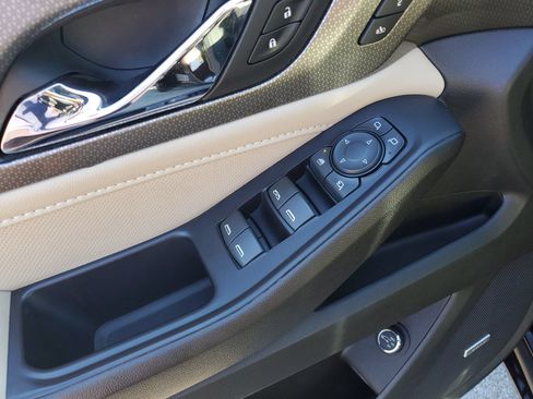 Used 2022 Chevrolet Traverse Premier FWD image 23