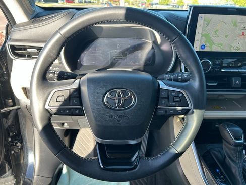 Used 2024 Toyota Highlander Platinum FWD image 13