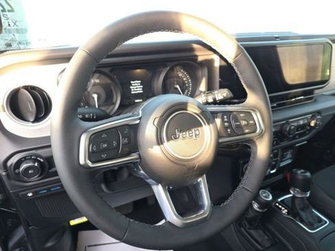 Used 2025 Jeep Wrangler Unlimited Sahara image 7