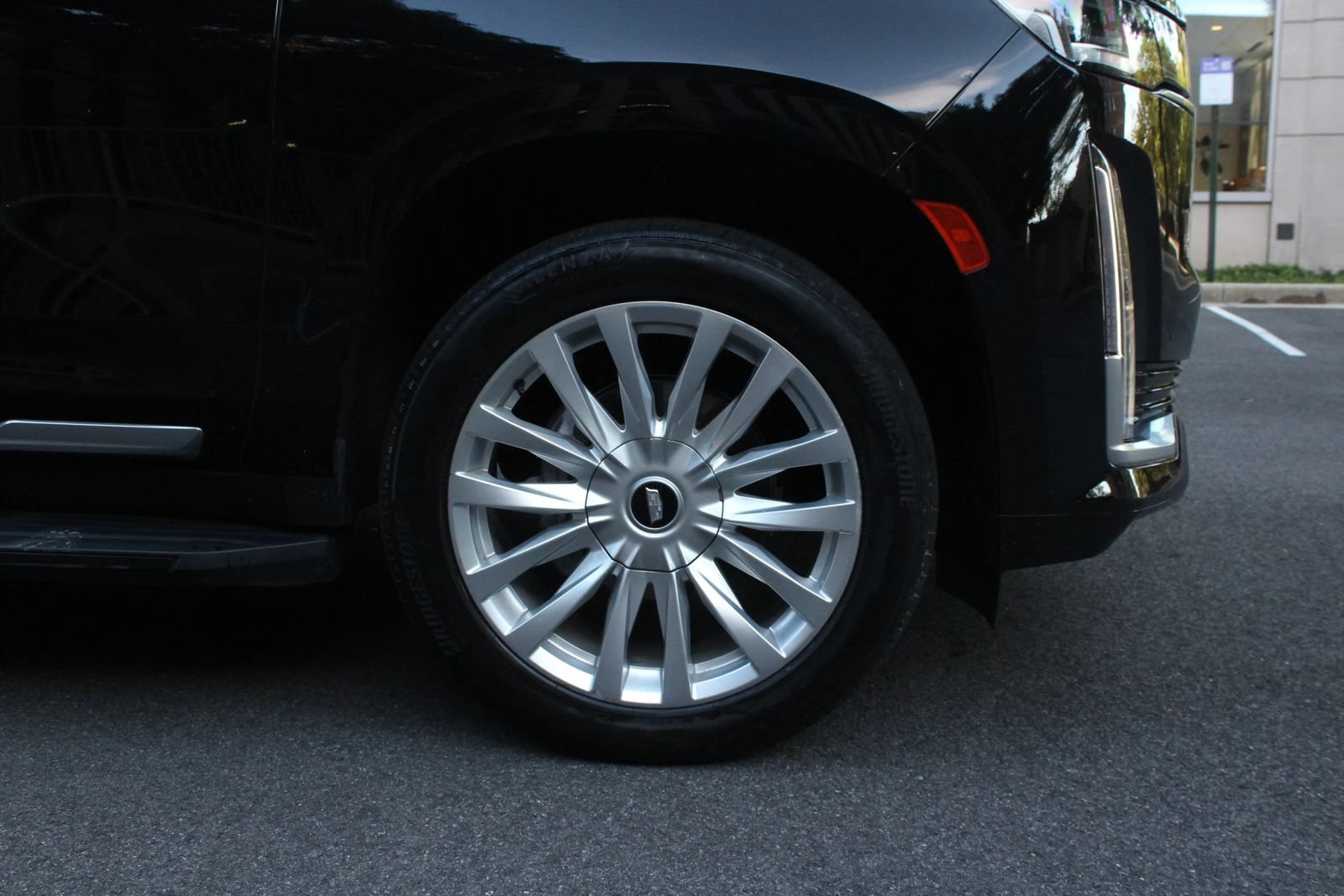 Used 2021 Cadillac Escalade Luxury AWD/4WD image 4