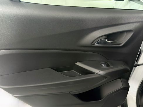 Used 2025 Chevrolet Trax LT w/ LT Convenience Package FWD image 25