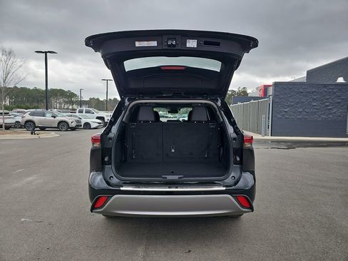 Used 2024 Toyota Highlander Platinum image 17