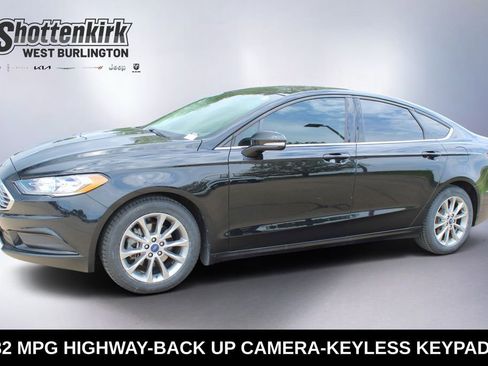 Used 2017 Ford Fusion SE FWD image 1