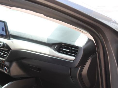 Used 2022 Ford Escape SE image 18