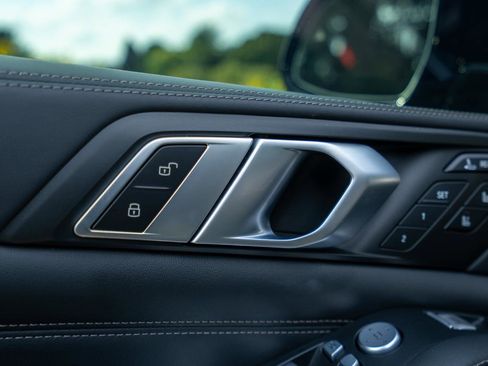 Used 2023 BMW X7 M60i image 16