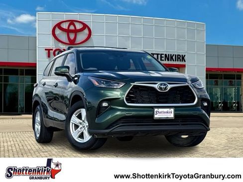 Used 2023 Toyota Highlander LE FWD image 1