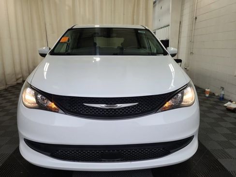 Used 2023 Chrysler Voyager LX image 6