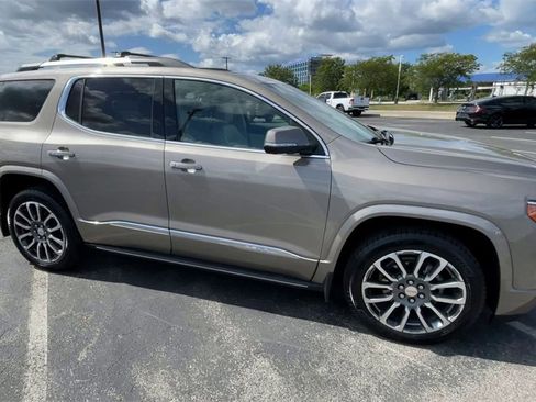 Used 2022 GMC Acadia Denali w/ Denali Ultimate Package image 3
