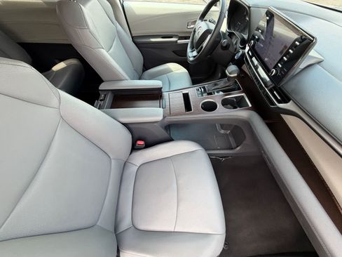 Used 2024 Toyota Sienna XLE FWD image 10