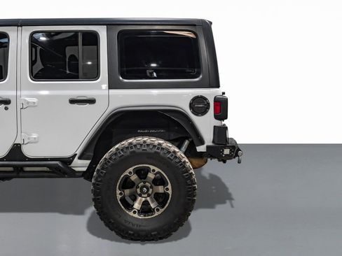 Used 2018 Jeep Wrangler Unlimited Sahara image 11