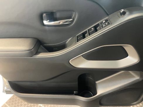 Used 2024 Nissan Frontier SV w/ Technology Package image 12