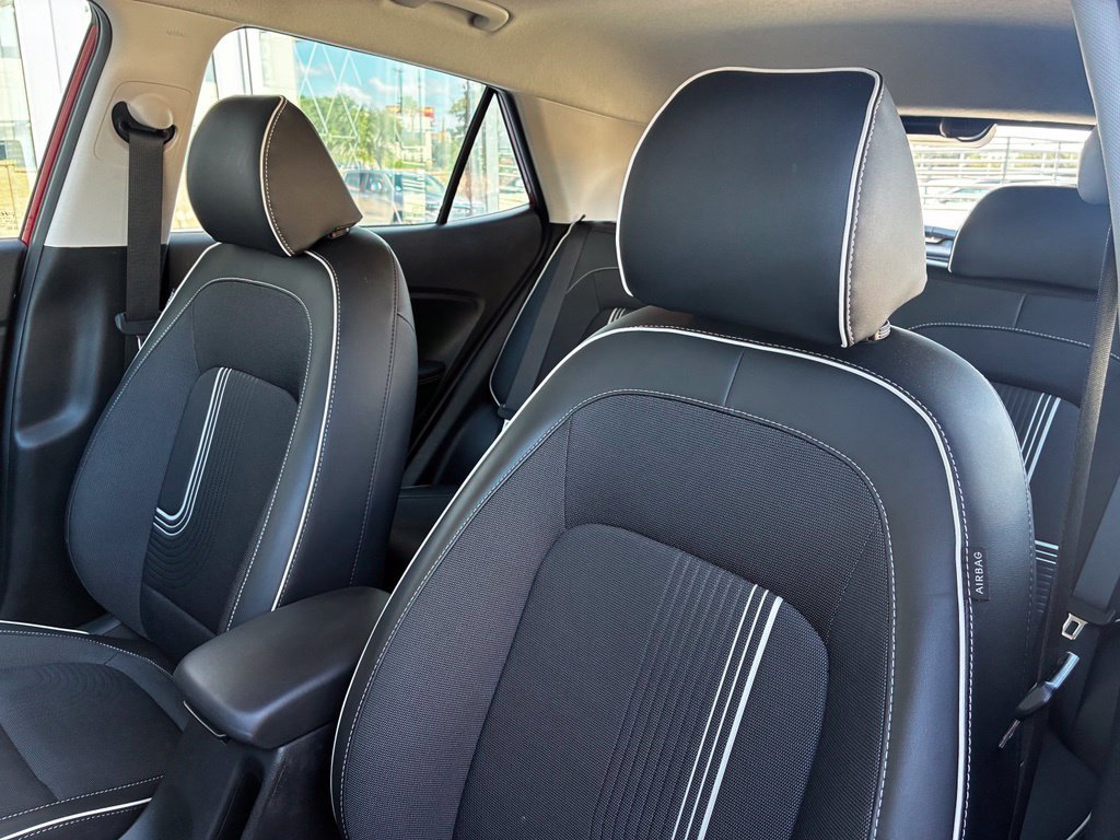Used 2025 Hyundai Venue Limited FWD image 9