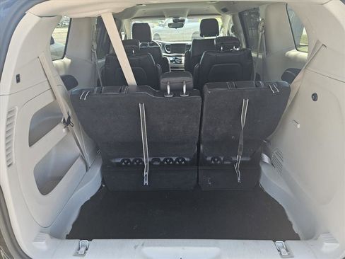 Used 2023 Chrysler Pacifica Touring-L FWD image 15