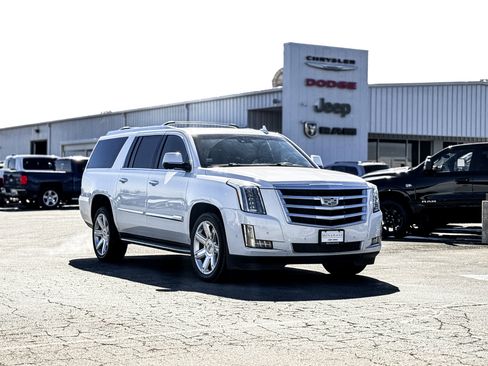 Used 2018 Cadillac Escalade ESV Luxury image 3