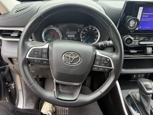 Used 2024 Toyota Highlander LE AWD/4WD image 17