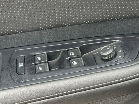 Used 2025 Volkswagen Atlas SE image 27