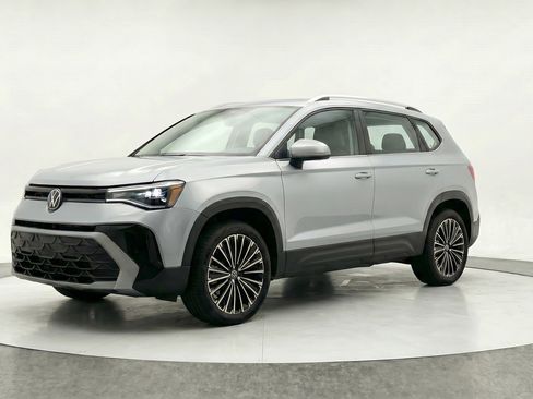 Used 2025 Volkswagen Taos SE FWD image 3