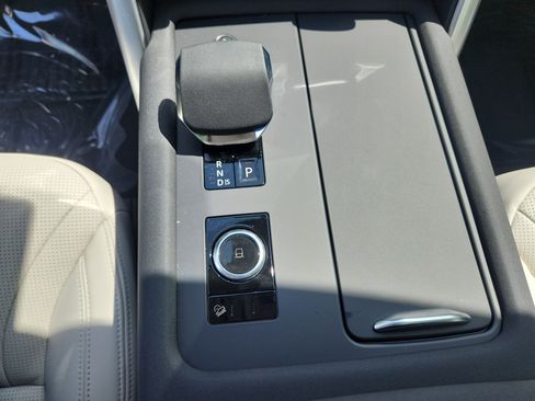 Used 2025 Land Rover Discovery S image 16