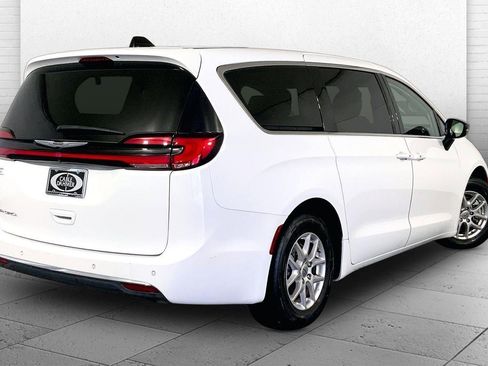Used 2024 Chrysler Pacifica Touring-L FWD image 13