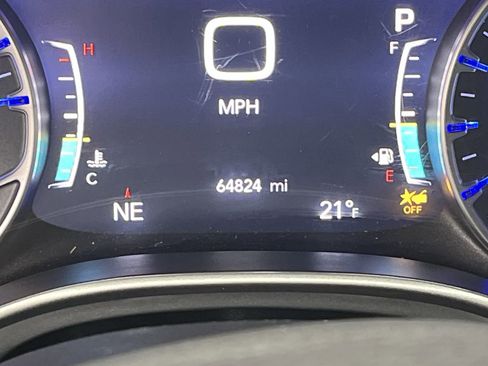 Used 2023 Chrysler Pacifica Touring FWD image 15