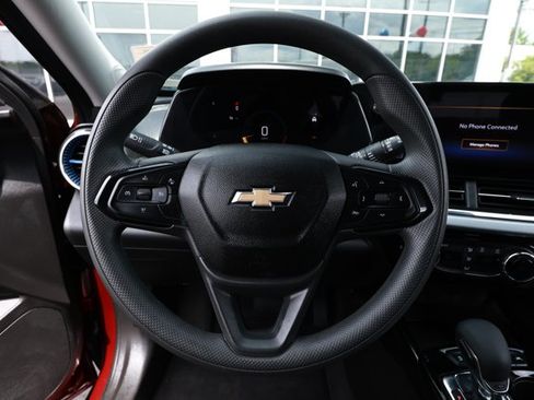 Used 2025 Chevrolet Trax LT FWD image 11