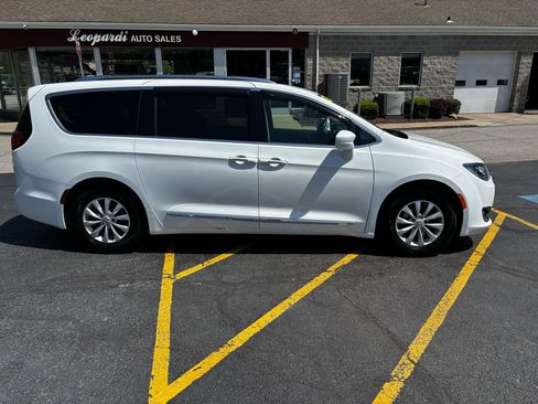 Used 2018 Chrysler Pacifica Touring-L FWD image 7