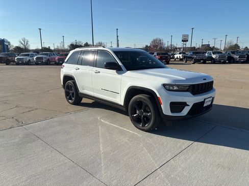 Used 2023 Jeep Grand Cherokee Altitude image 9
