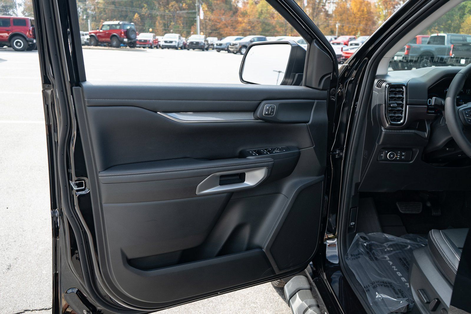 Used 2025 Ford Ranger Lariat w/ FX4 Off-Road Package AWD/4WD image 14