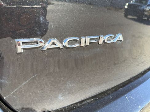 Used 2022 Chrysler Pacifica Touring-L FWD image 34