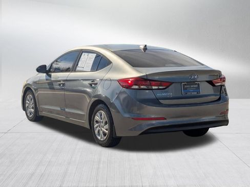 Used 2017 Hyundai Elantra SE FWD image 3